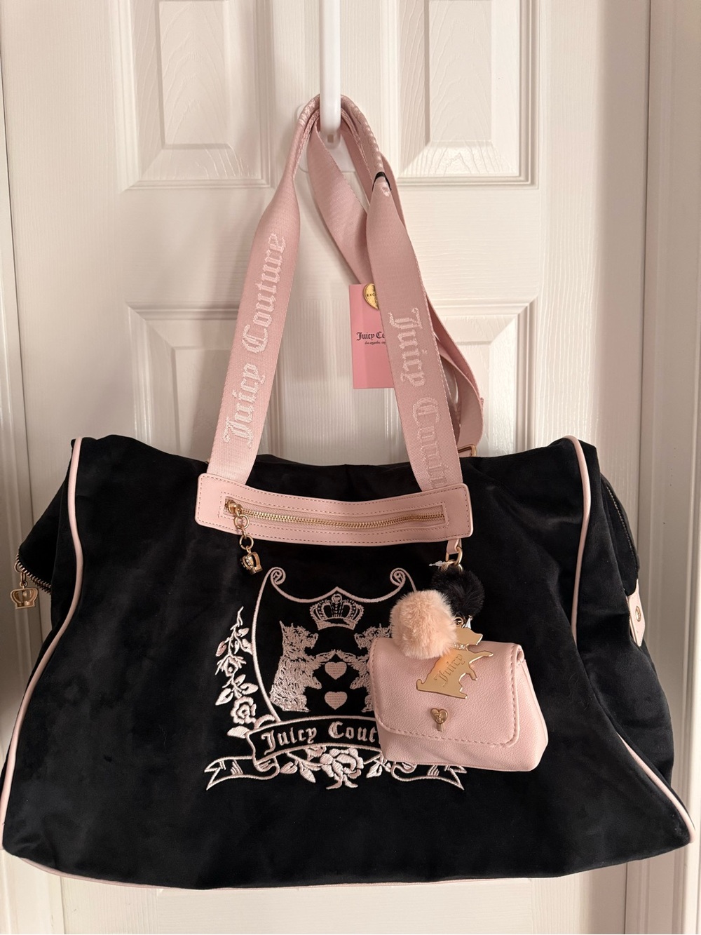 Juicy Couture NEW TO LOVE CHAPTER WEEKENDER BAG😍
in color black and pink🖤💕